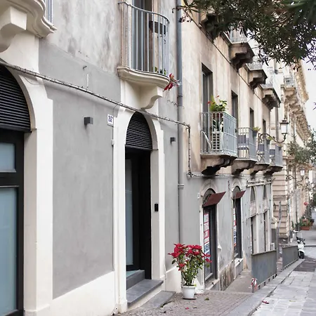 לינה וארוחת בוקר Opera Boutique 3*