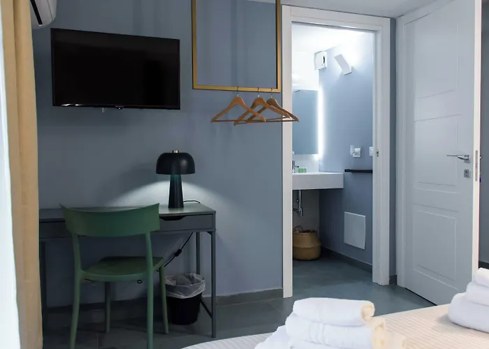 לינה וארוחת בוקר Opera Boutique 3*